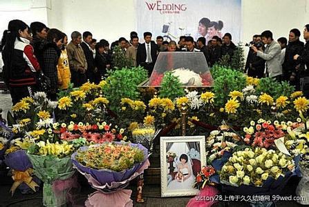 新娘新郎在殡仪馆完成婚礼,参加葬礼穿什么