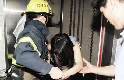 凄惨女子被困电梯活活被饿死，被困电梯该怎么办?