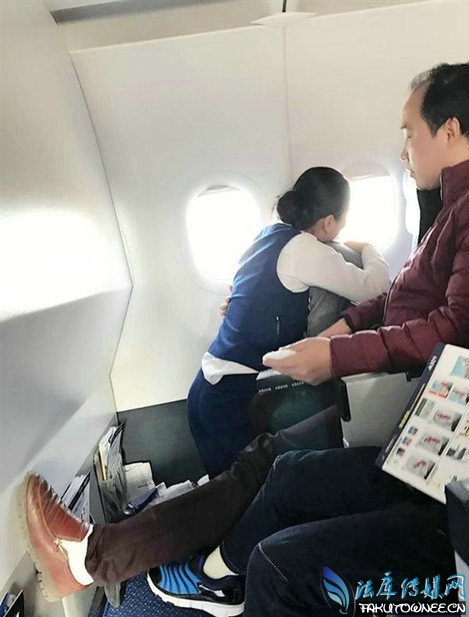 空姐长跪地15分钟环抱安慰发病乘客，飞机上乘客突发疾病应该怎么办?