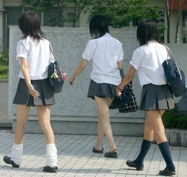 实拍日本着装清凉的高中女学生,日本校服的裙子为什么