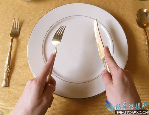 西餐的餐具主要有刀叉,餐巾,餐匙,盘,碟,杯,牙签等.